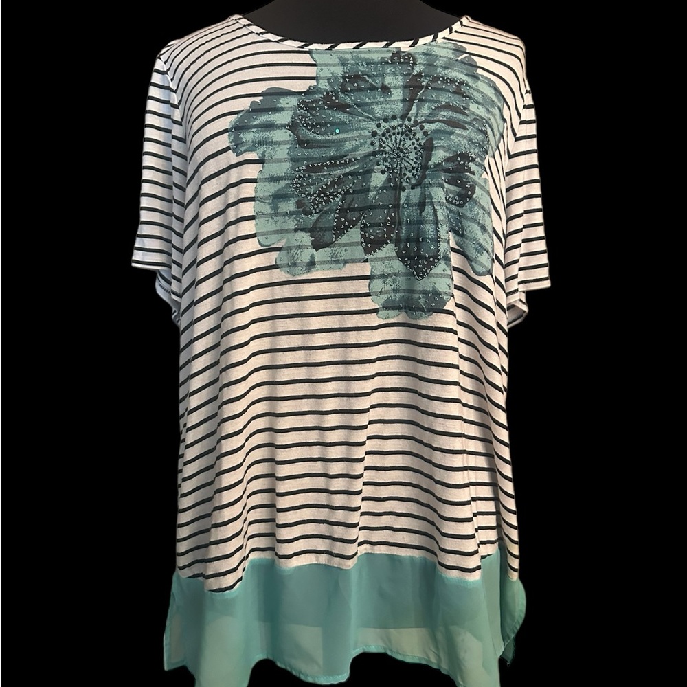 Plus Size 22/24 Avenue striped flower top